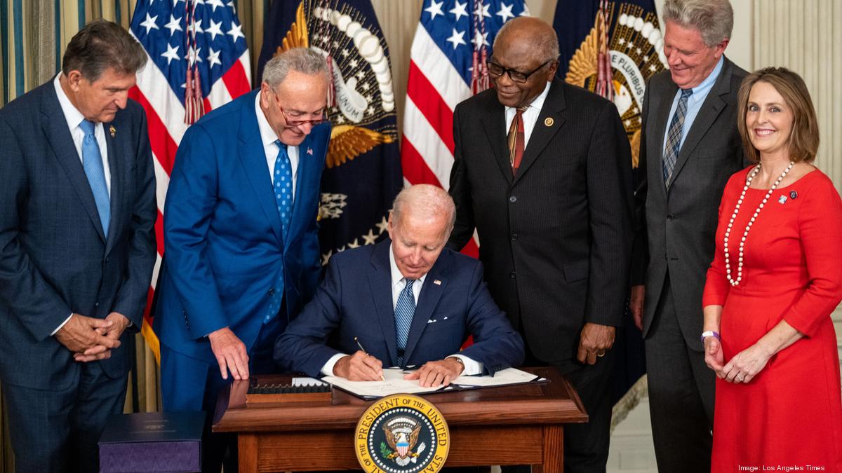 Rep. Kathy Castor with President Biden in Oval Office for signing of the Inflation Reduction Act